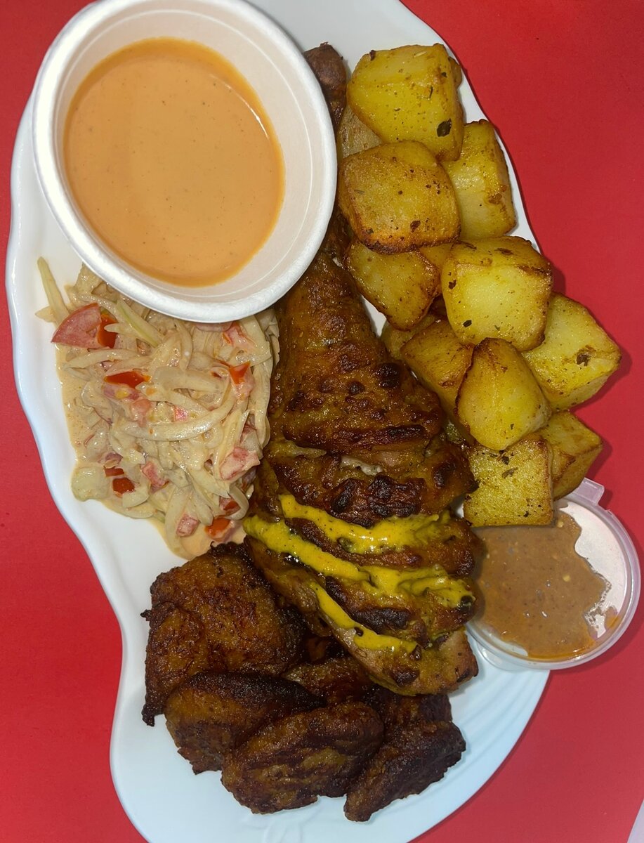 Poulet rôti épicé avec bananes plantains