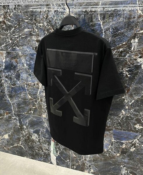 T-shirt noir graphique