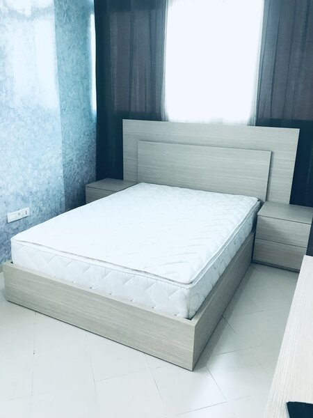 Lit double moderne en bois