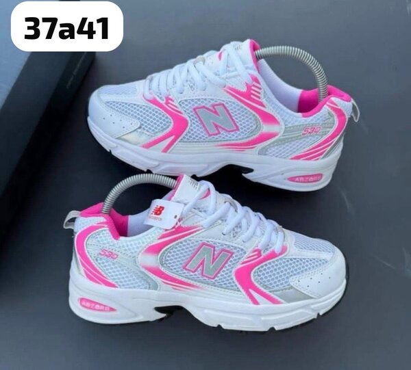 Baskets blanches et roses