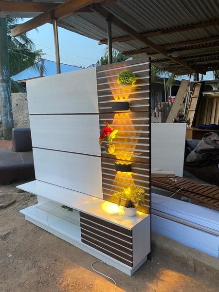 Meuble TV moderne avec étagères