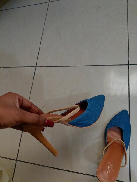 Talons aiguille bleu élégant