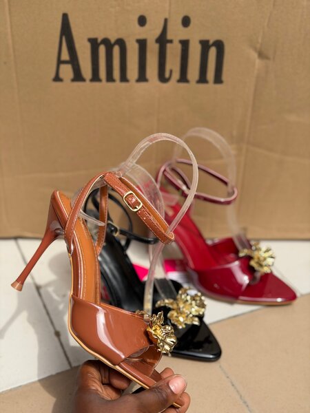 Sandales à talons florales