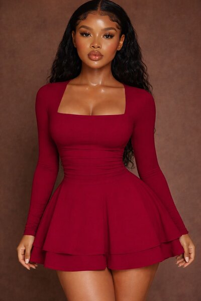 Robe rouge courte à manches longues