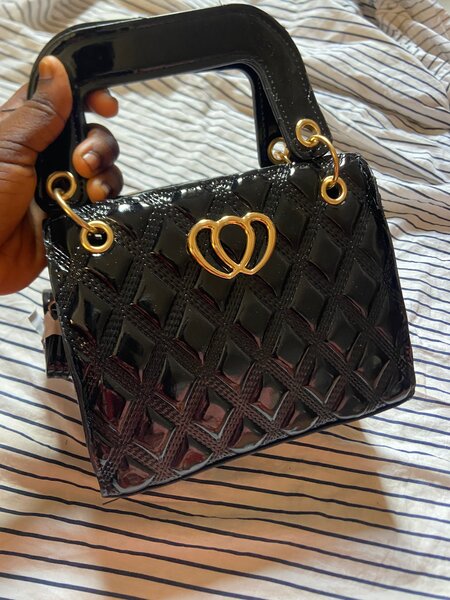 Sac à main élégant en cuir verni