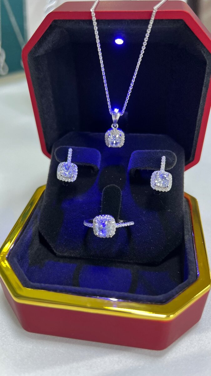 Серебряные комплекты 925 пробы.