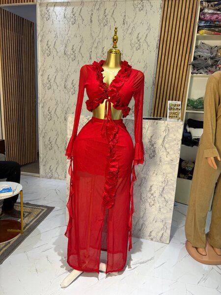 Robe rouge transparente élégante