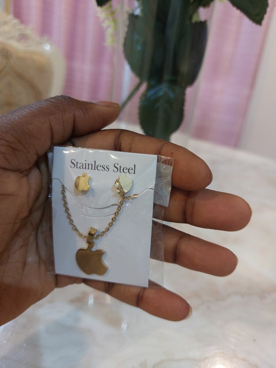 Single necklaces and necklace with earring set