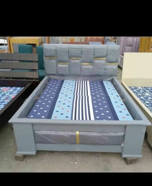 Lit avec matelas et tête de lit capitonnée