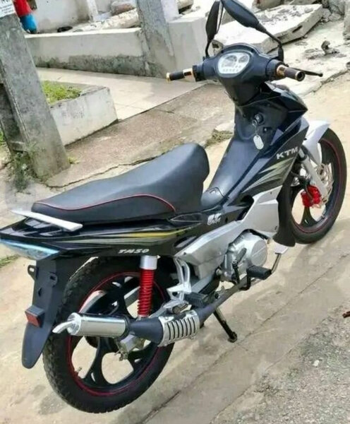 Moto KTM RC noire et argent