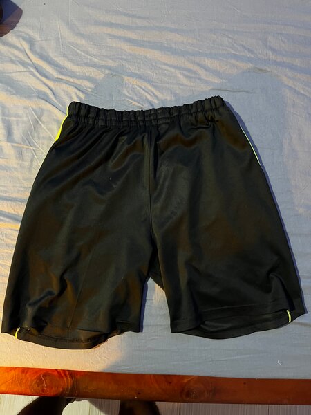 Short de sport noir et jaune