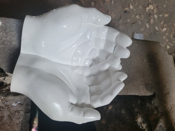 Support à bijoux main blanche