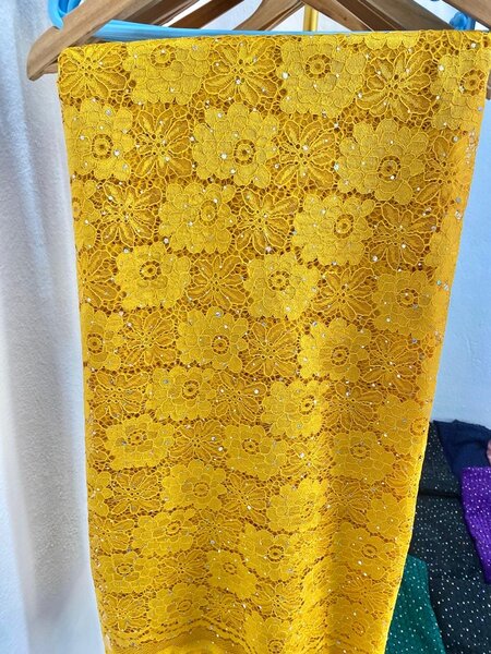Dentelle jaune scintillante