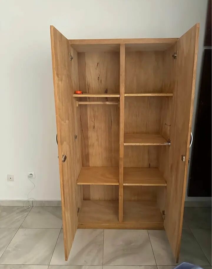 Armoire en bois spacieuse
