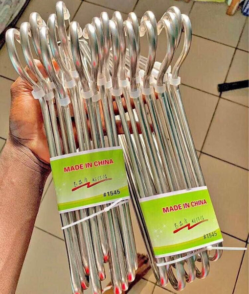 Cintres en métal résistants