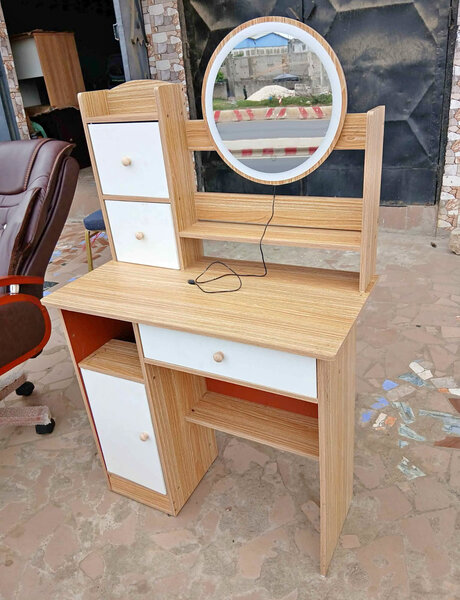 Table de maquillage moderne avec miroir