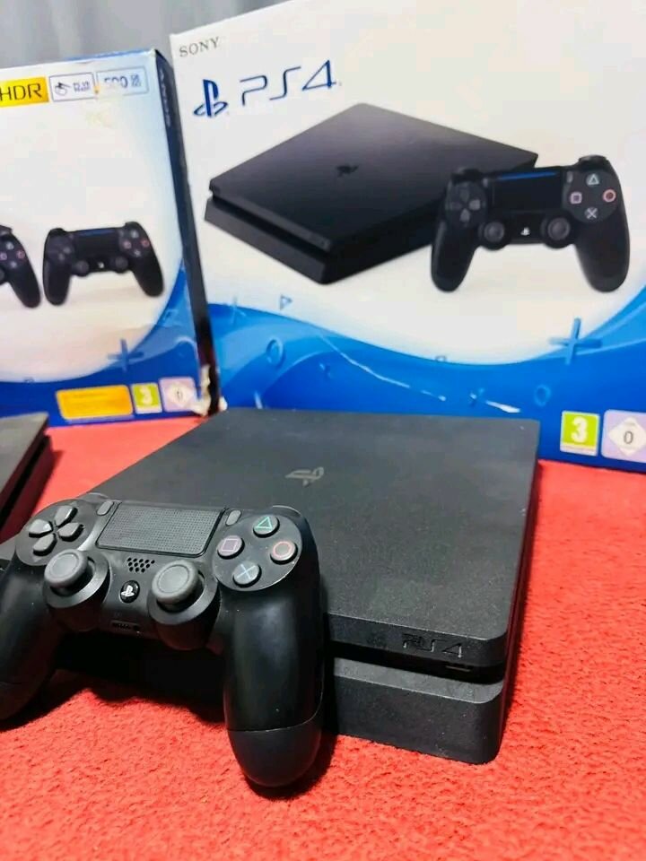 Console Sony PS4 avec manette noire