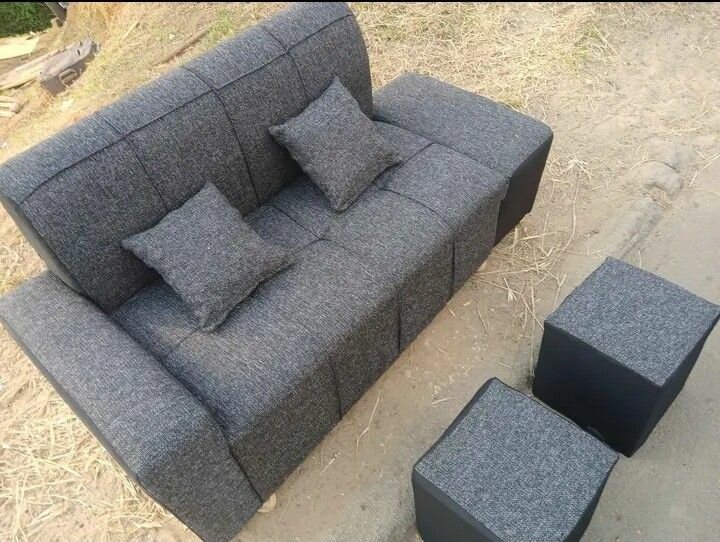 Canapé gris avec 2 poufs