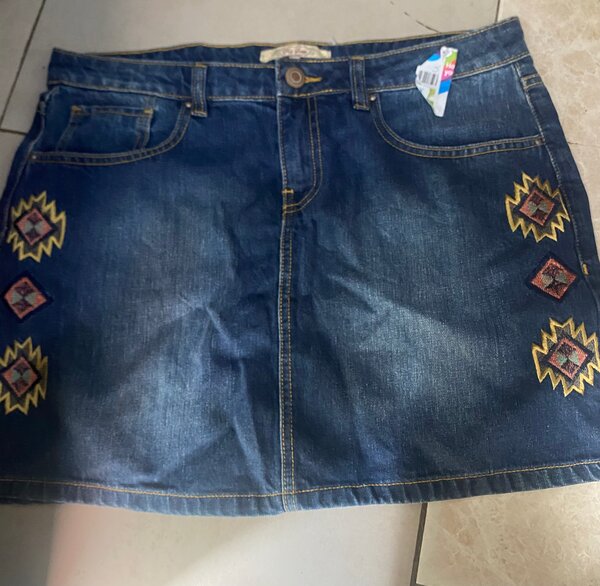 Jupe en jean brodée