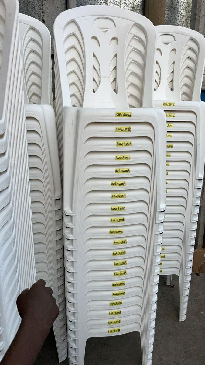 Chaises empilables en plastique