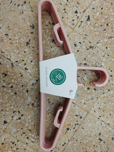 Cintres en plastique rose 5 pièces