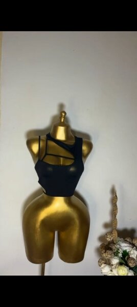 Top femme noir style moderne