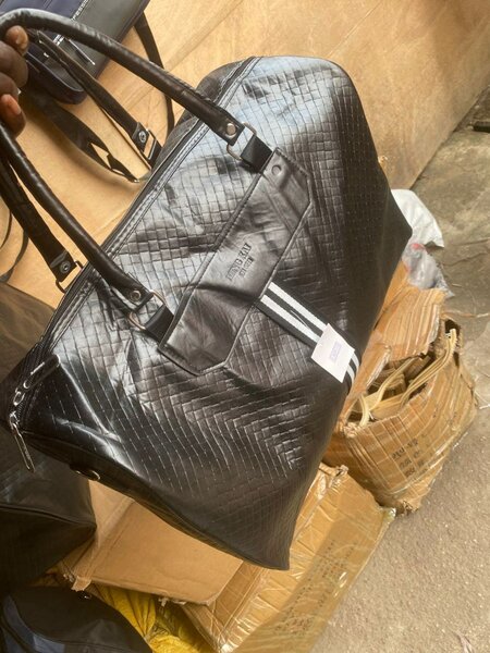 Sac à main en cuir noir brillant