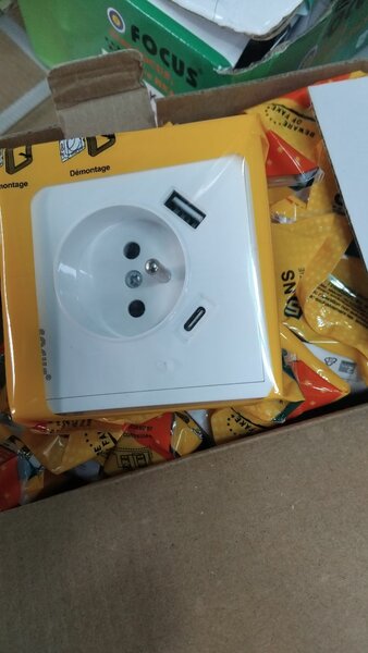 Prise électrique 3 en 1 avec port usb et port type c