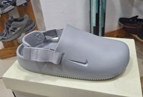 Calm sandals and slides