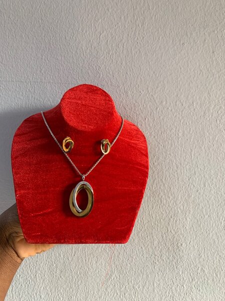 Collier et Boucles d'Oreilles Élegants