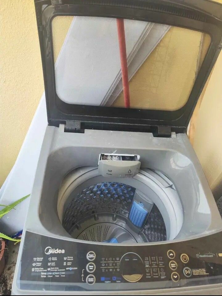 Machine à laver Midea gris