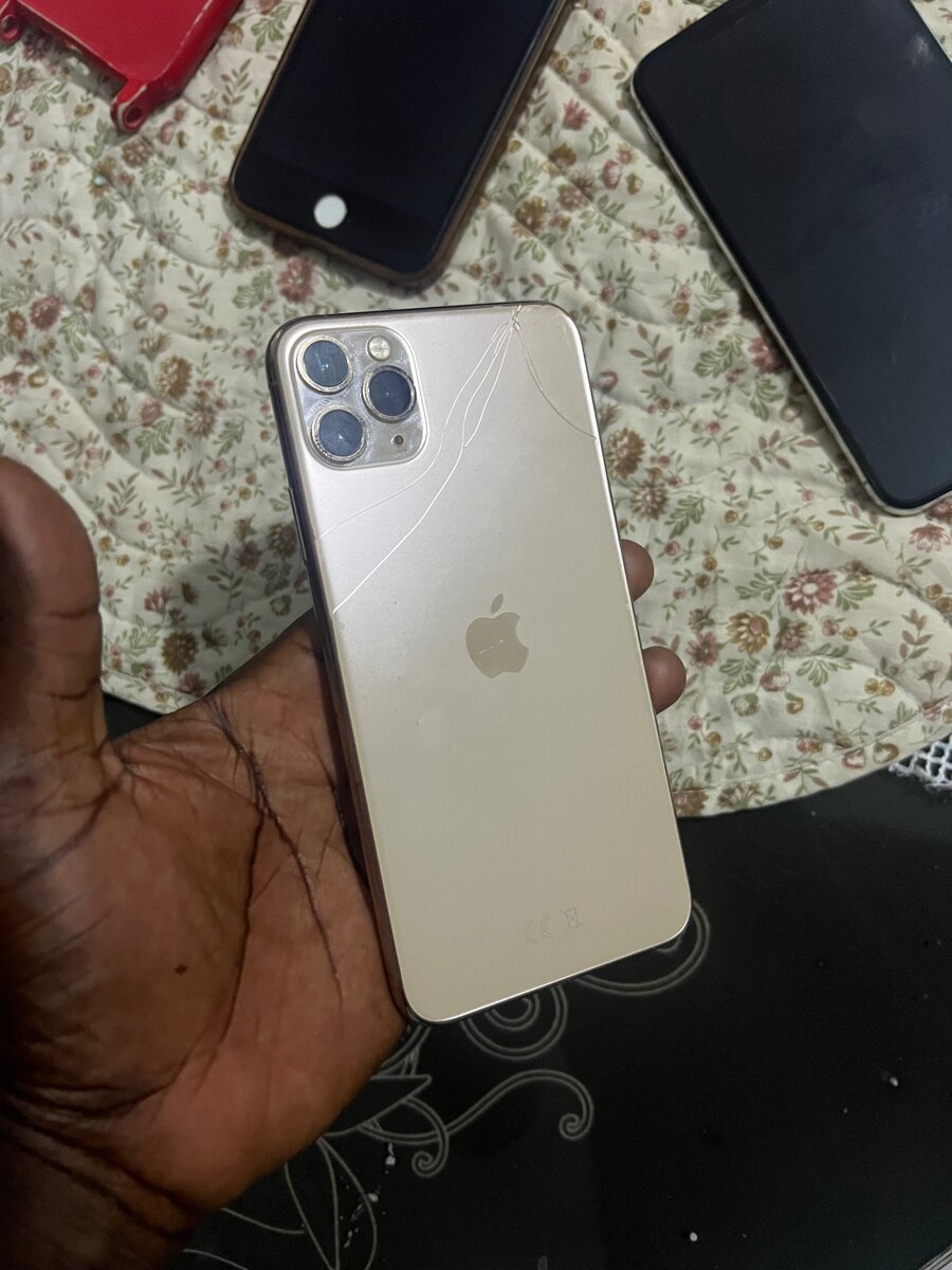 iPhone 11 Pro Max dos fissuré