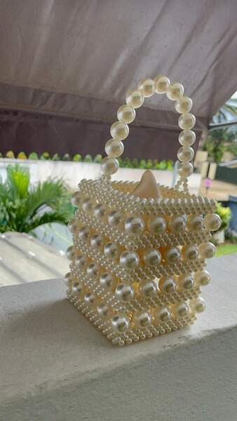 Sac à main perlé élégant