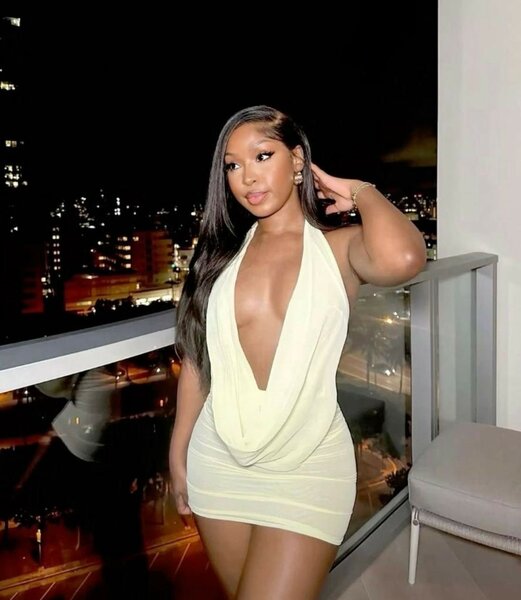 Robe jaune décolleté plongeant