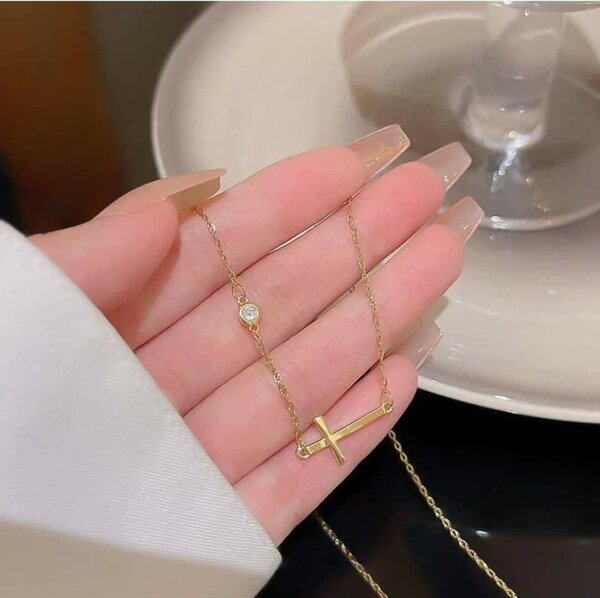 Collier croix doré élégant