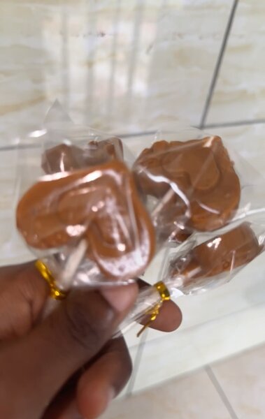 Sucettes au chocolat en forme de cœur