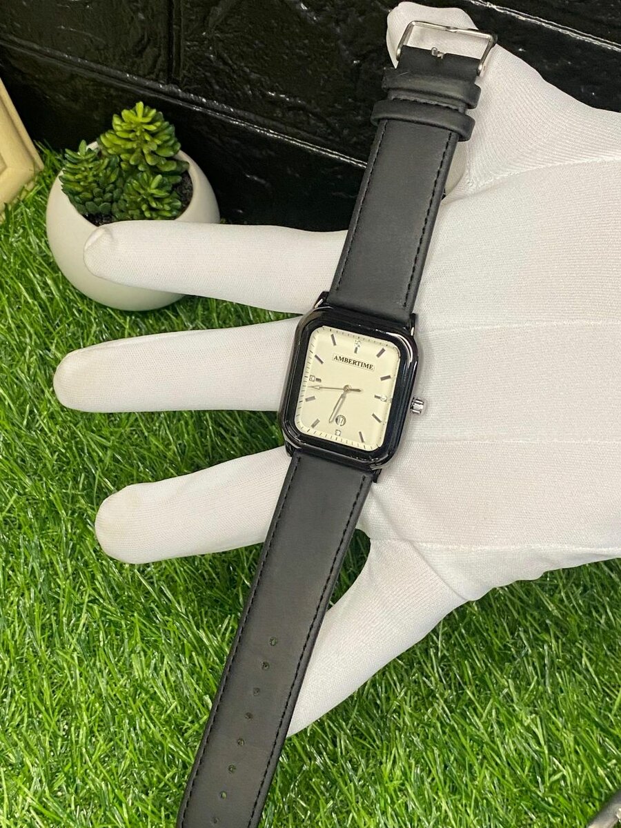 Montre en cuir noir minimaliste