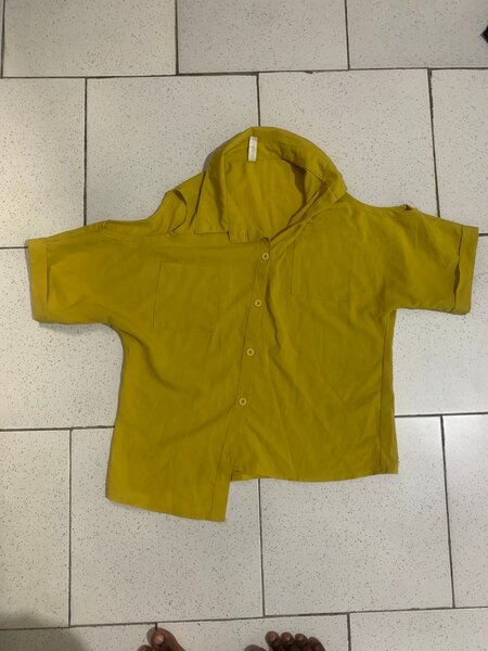 Chemise à capuche jaune