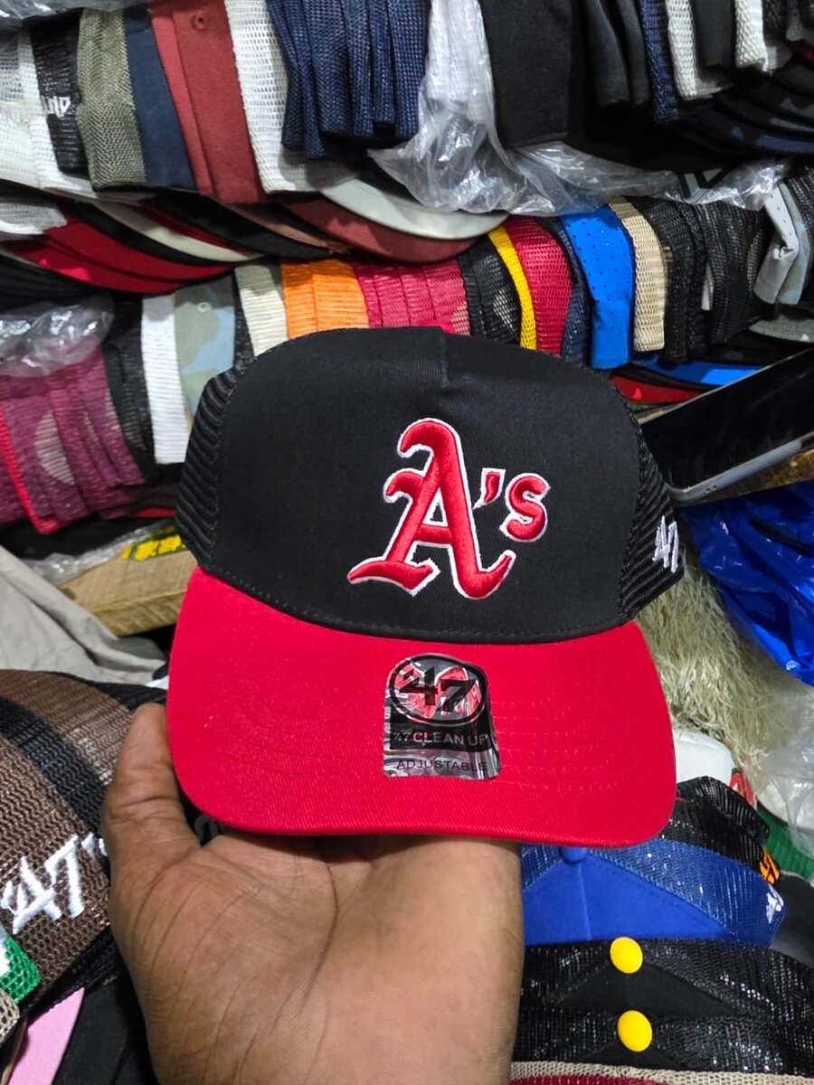 Casquette noire et rouge A's