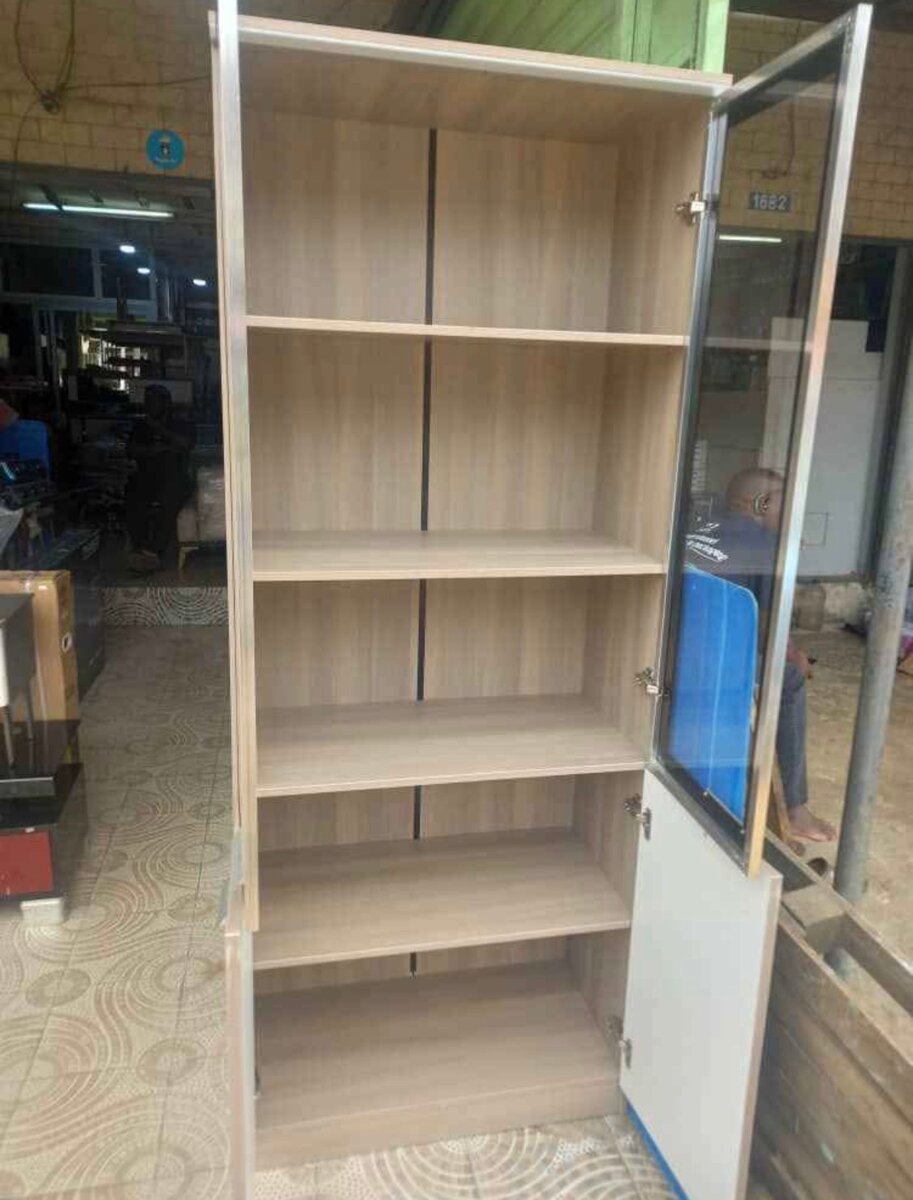 Armoire de rangement en bois avec portes vitrées