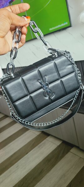 Sac bandoulière en cuir noir élégant