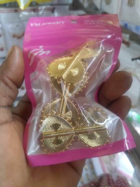 Boucles d'oreilles et bague.