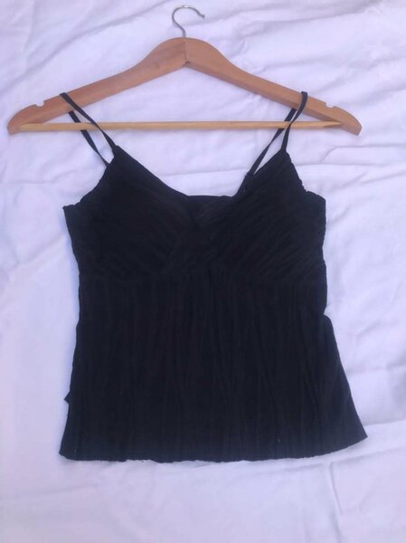 Top noir à bretelles fines