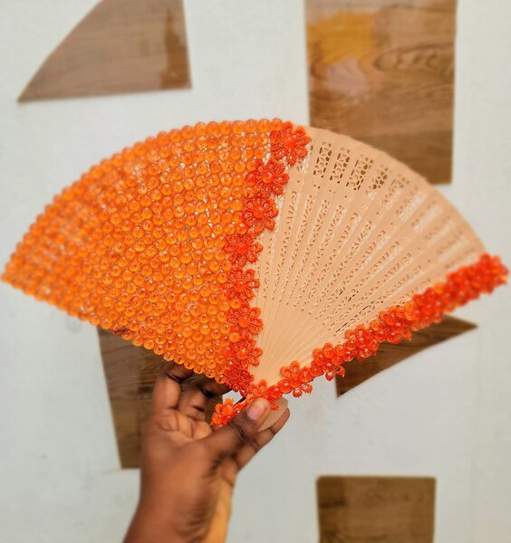 Éventail décoratif en perle