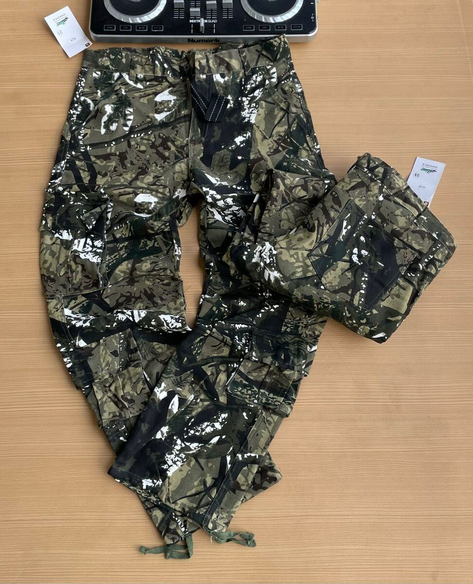 Camouflage baggy jeans