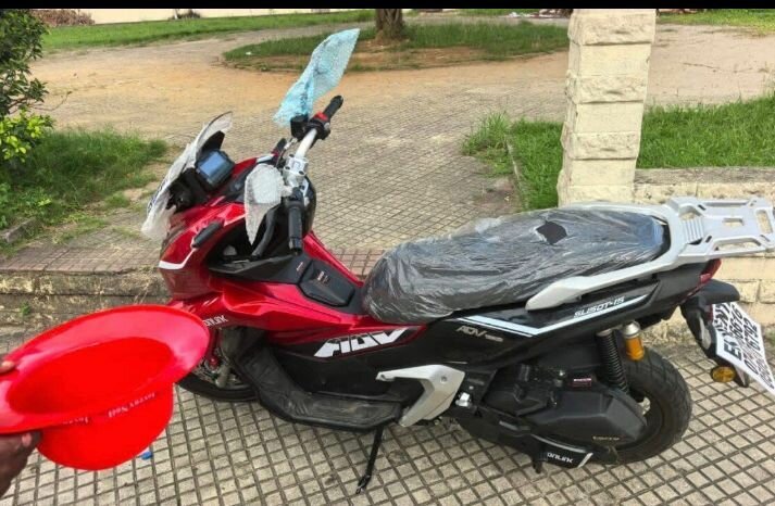 Moto sportive rouge