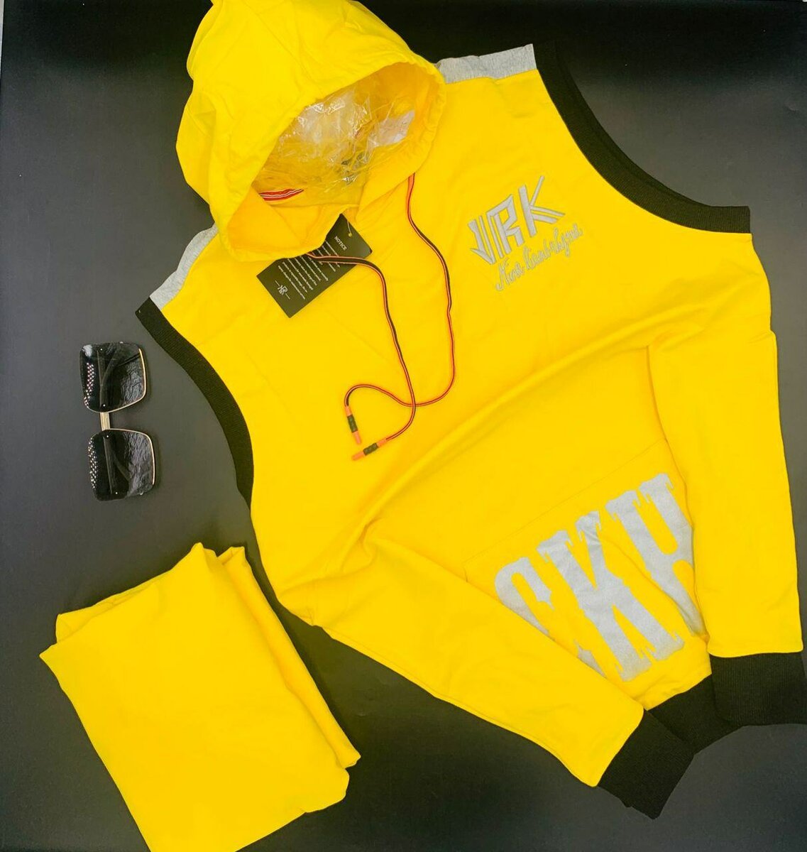 UNIQUE UK ARMLESS SWEATER