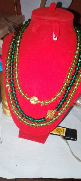 Collier en perles dorées et vertes