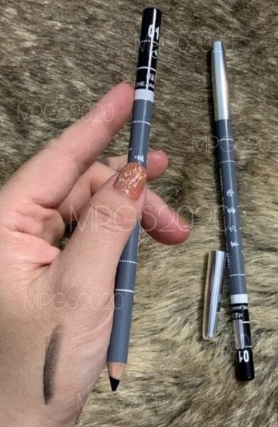 Crayon à sourcils noir précis