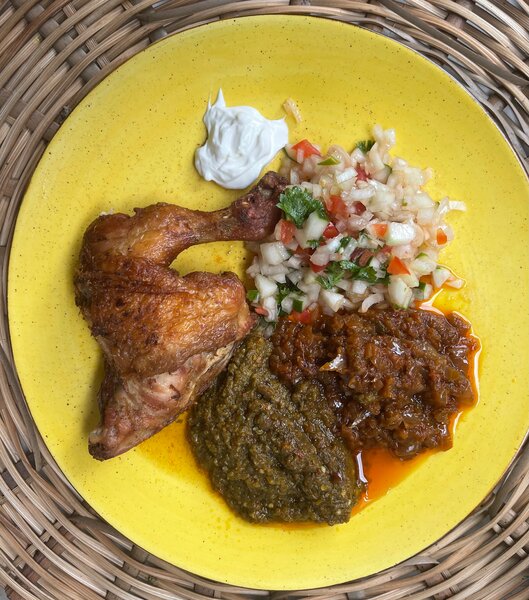 Poulet rôti épicé avec accompagnements